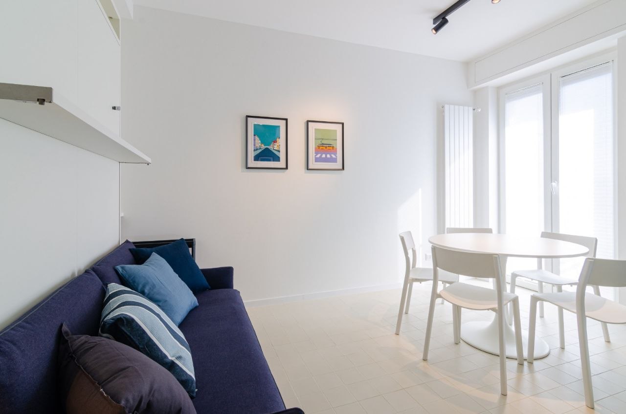 San Siro Blue Flat — Sala de estar moderna con sofá azul