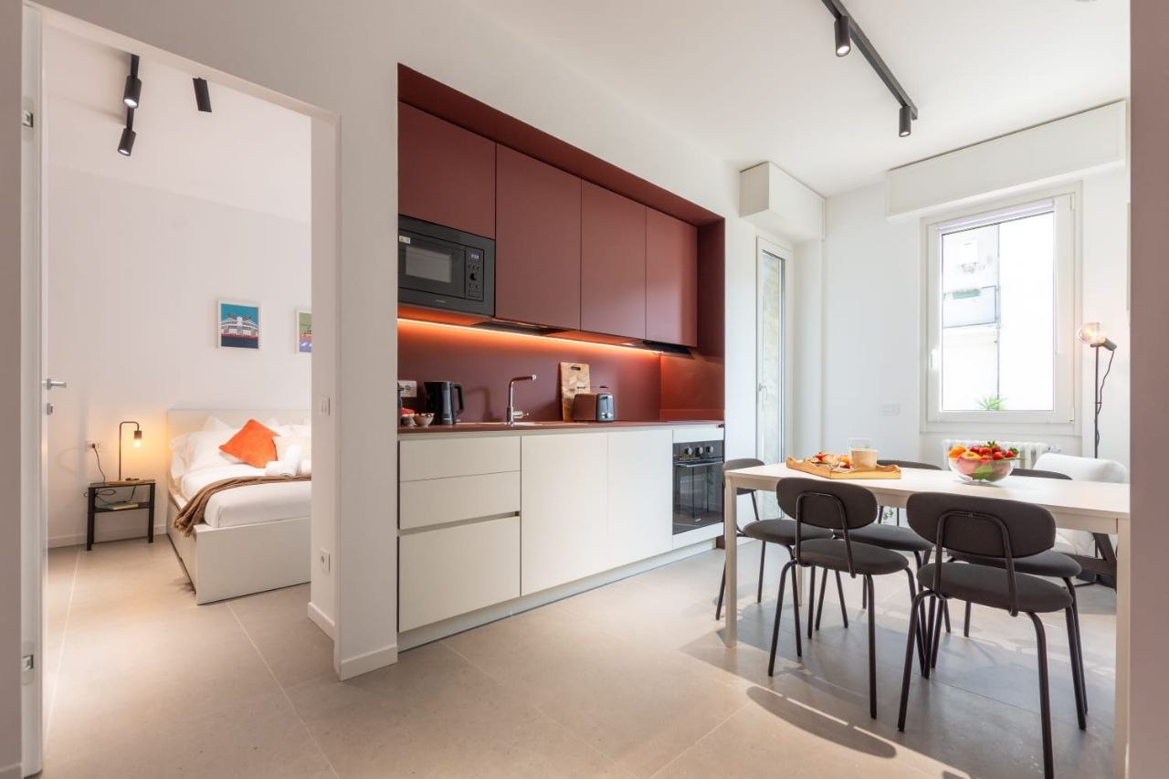 San Siro Red Flat — Cocina abierta y sala de estar